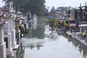 Mộ Bị Vào Nước Có Sao Không? Giải Đáp Chi Tiết Từ Chuyên Gia Đá Mỹ Nghệ