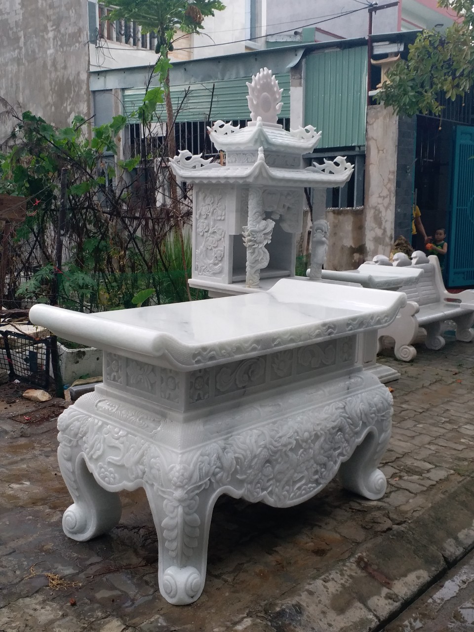 Trong đời sống tâm linh của người Việt, bàn thờ là nơi thiêng liêng thể hiện sự thành kính, biết ơn tổ tiên và các đấng thần linh