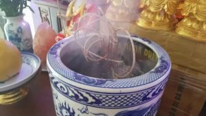 Văn Khấn Xin Rút Chân Nhang Bàn Thờ Gia Tiên - Hướng Dẫn Đúng Chuẩn và Ý Nghĩa Tâm Linh