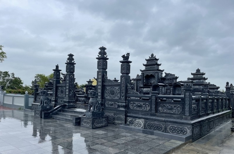 Vẻ đẹp trầm mặc của đá xanh trong không gian cổ kính không chỉ đến từ hình thức bên ngoài, mà còn nằm ở chiều sâu văn hóa và tinh thần