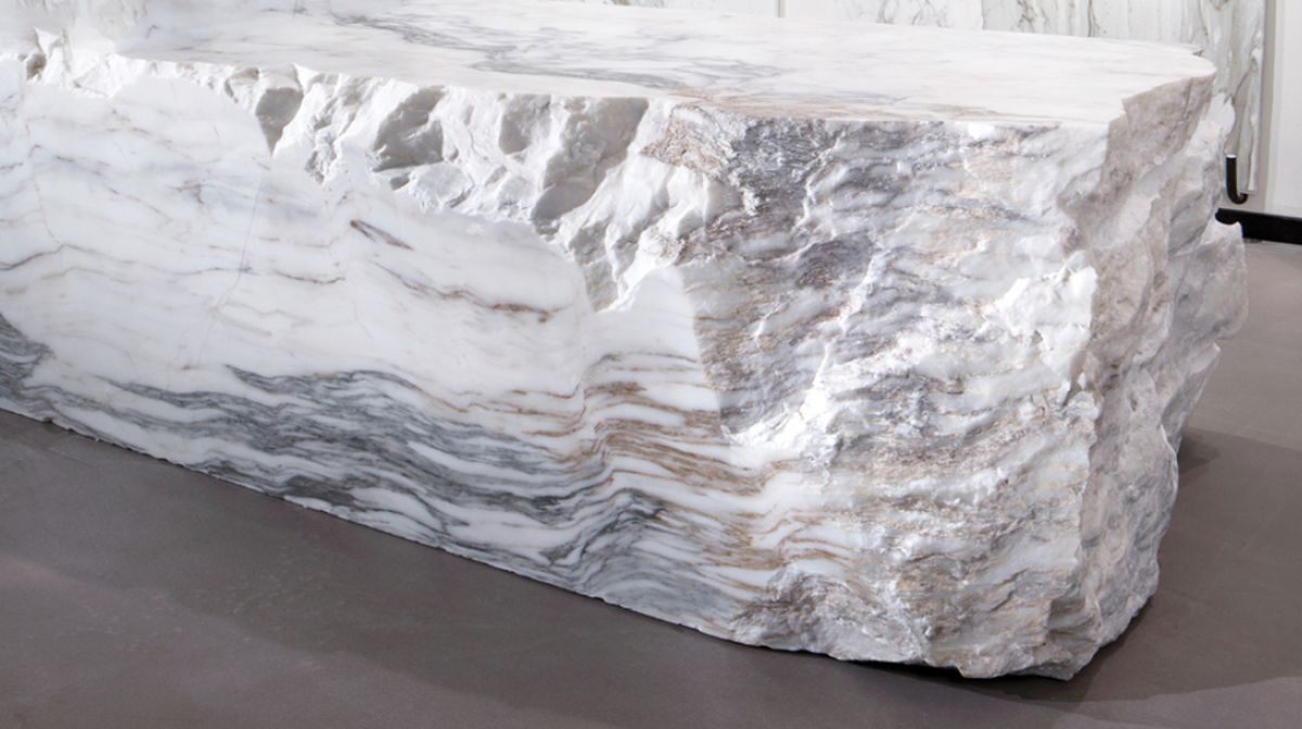 Được hình thành qua hàng triệu năm biến chất từ đá vôi dưới áp suất và nhiệt độ cao, marble sở hữu kết cấu mịn, chắc nhưng không quá cứng, rất phù hợp cho việc chế tác mỹ nghệ