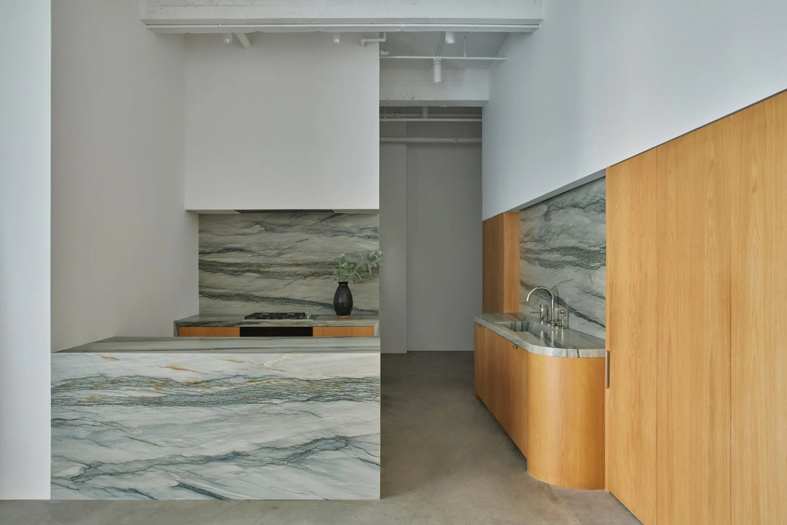 Dưới bàn tay khéo léo của các nghệ nhân đá mỹ nghệ, đá xanh không còn là những khối đá thô cứng mà trở thành tác phẩm nghệ thuật mang chiều sâu tinh thần