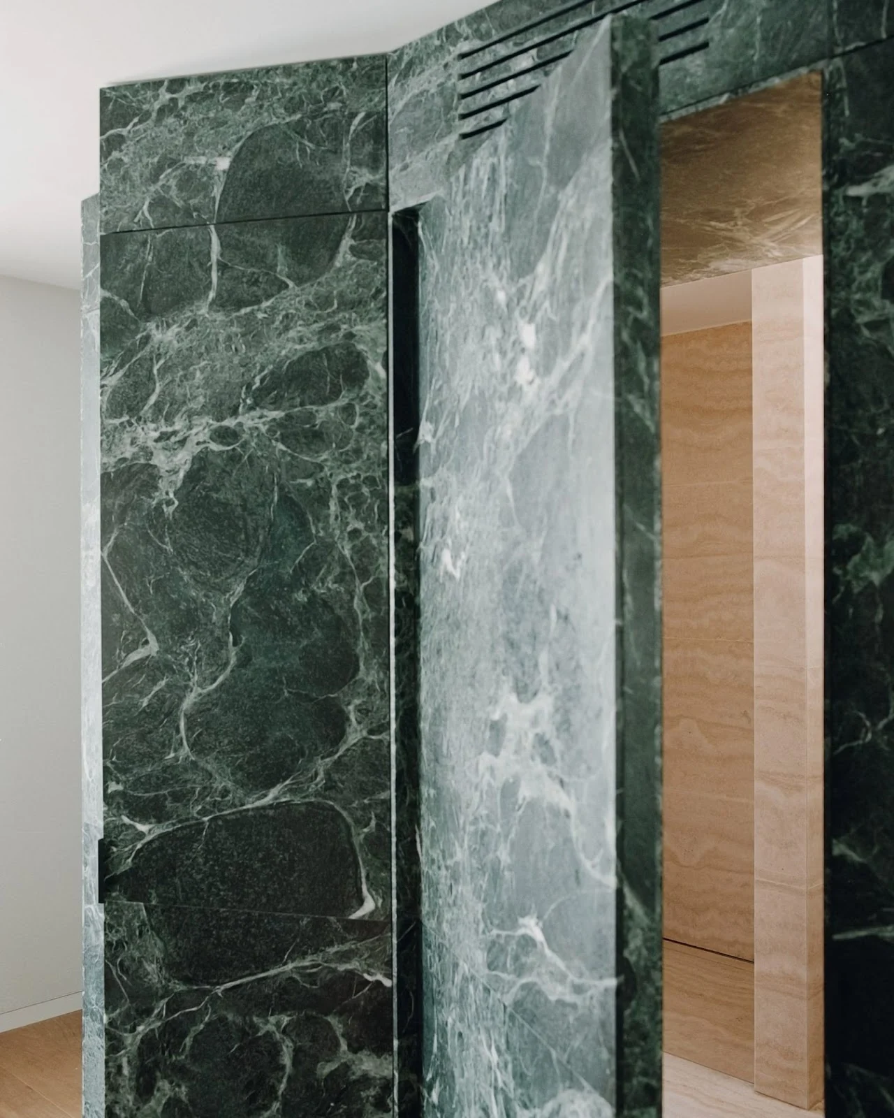 Màu sắc của đá xanh thường dao động từ xám nhạt đến xanh sẫm, mang lại cảm giác mát dịu và tĩnh tại