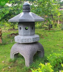 Cột đèn đá – thắp sáng không gian thiền