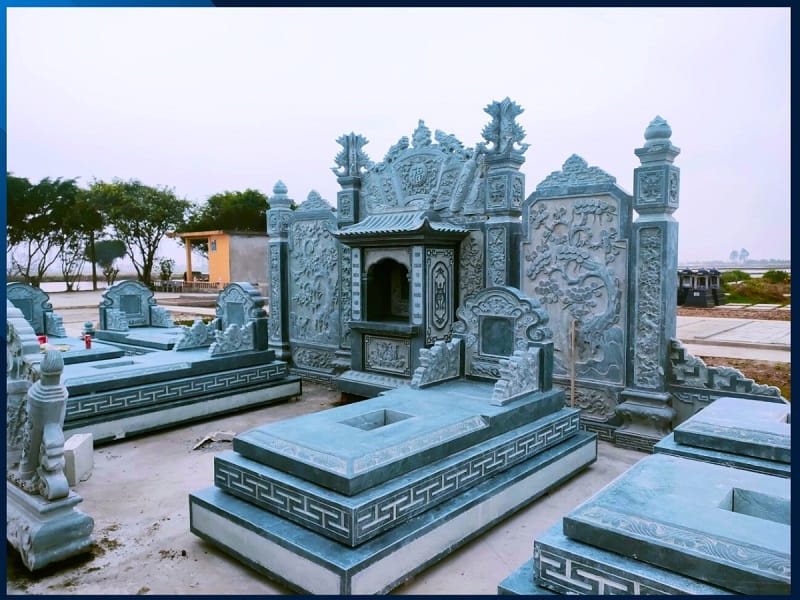 Thời gian để lại dấu ấn rõ nét trên bề mặt đá xanh: những vết mòn, lớp rêu phong hay sắc màu trầm xuống theo năm tháng