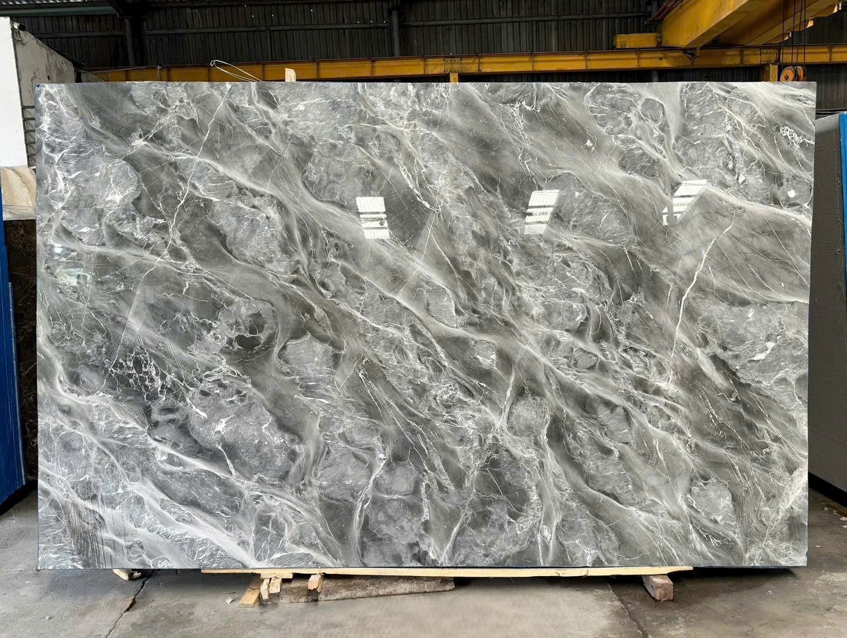 Nhờ vẻ đẹp tinh tế và khả năng kết hợp hài hòa với nhiều phong cách thiết kế khác nhau, từ cổ điển đến hiện đại, đá marble giúp không gian trở nên sang trọng, nhẹ nhàng nhưng vẫn đầy chiều sâu