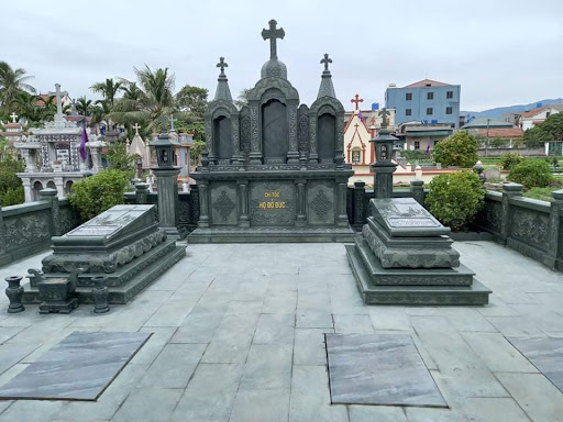 Trong không gian cổ kính, đá xanh thường được kết hợp hài hòa với các yếu tố tự nhiên như cây cối, mặt nước và ánh sáng