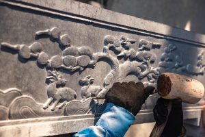 Sắc nét từng đường chạm trên đá mỹ nghệ